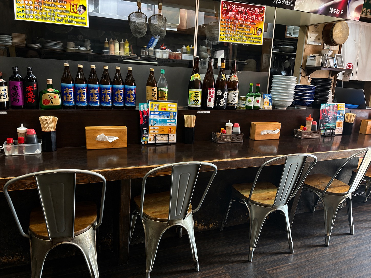 カウンター席が並ぶ春吉店内