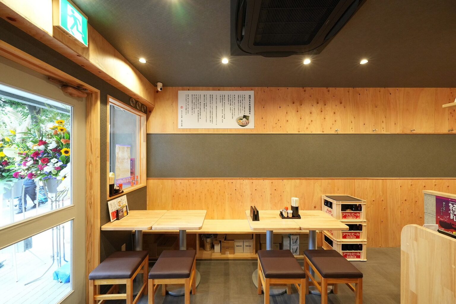 テーブル席が並ぶ箱崎店内