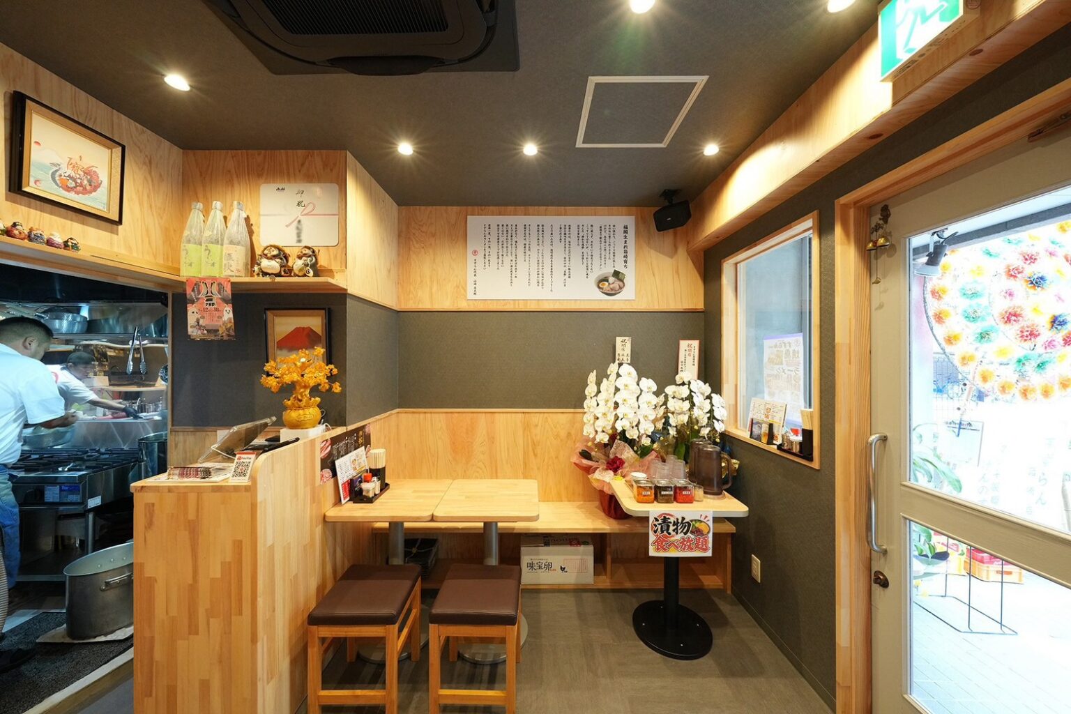 入口側から見た箱崎店内