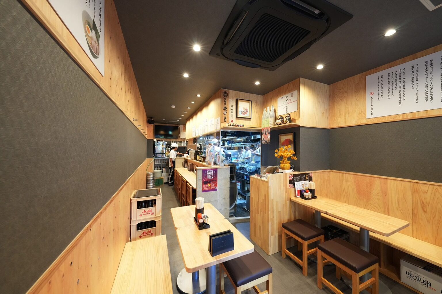 客席から厨房を見渡す箱崎店内