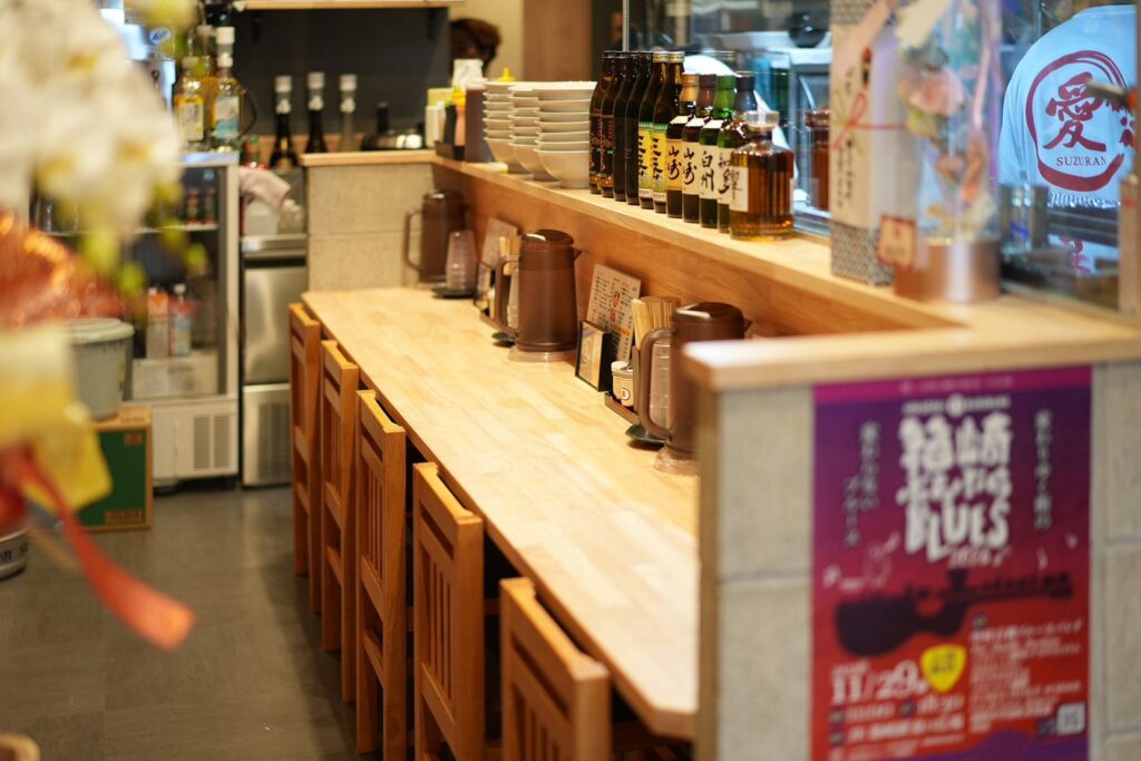 木の温もりを感じる箱崎店のカウンター席