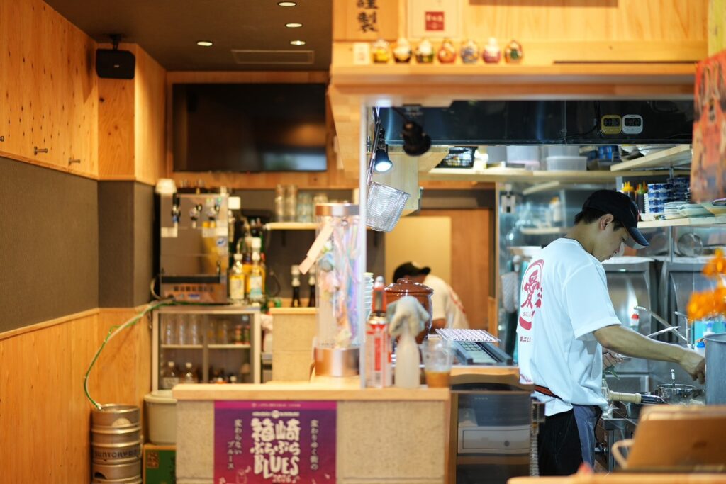 箱崎店の厨房と店内