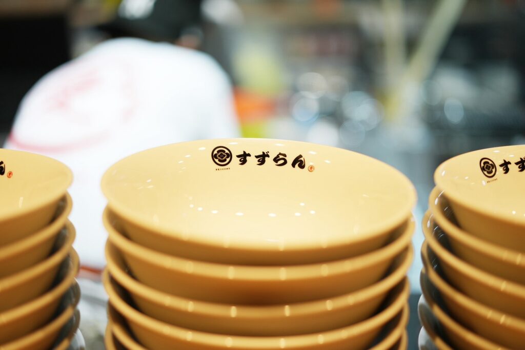 すずらんのロゴが入った器