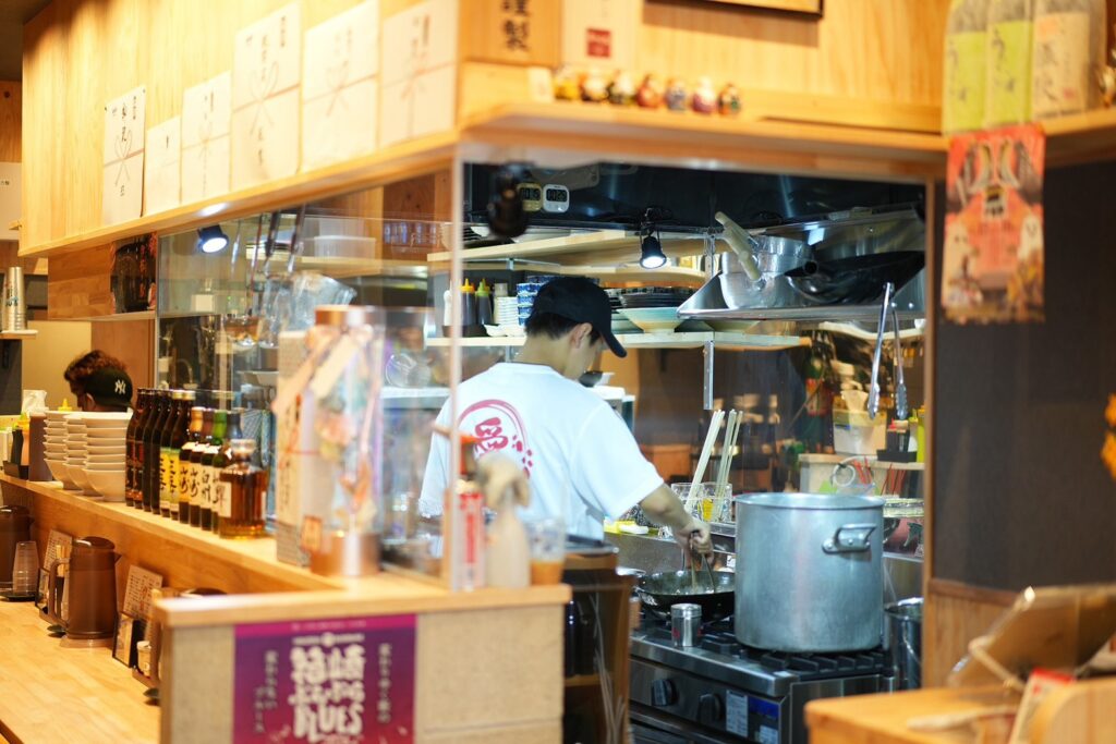 箱崎店のオープンキッチン