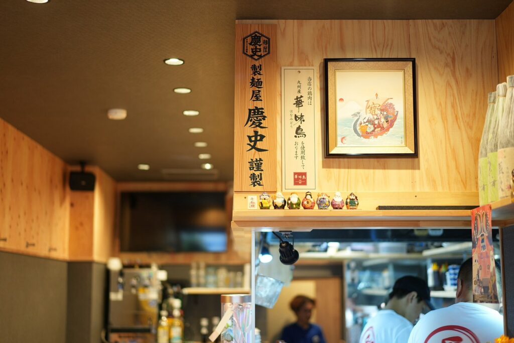 木目の店内に飾られた七福神と製麺屋の看板
